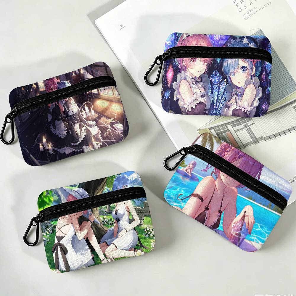 Gaming Accessories Shop - アニメ「Re:ゼロから始める異世界生活」のレムをモチーフにした、ゲーム用オックスフォード素材のコインウォレット。取り外し可能なカラビナフック付きで、コンパクトな収納バッグとして、アウトドアやショッピングに最適なアクセサリー。